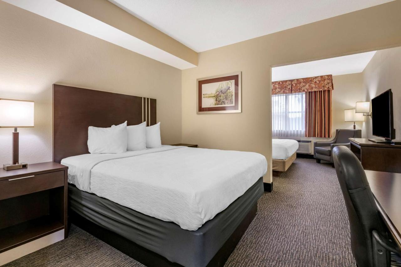Junior Suite with King Bed and Queen Bed - Non-Smoking